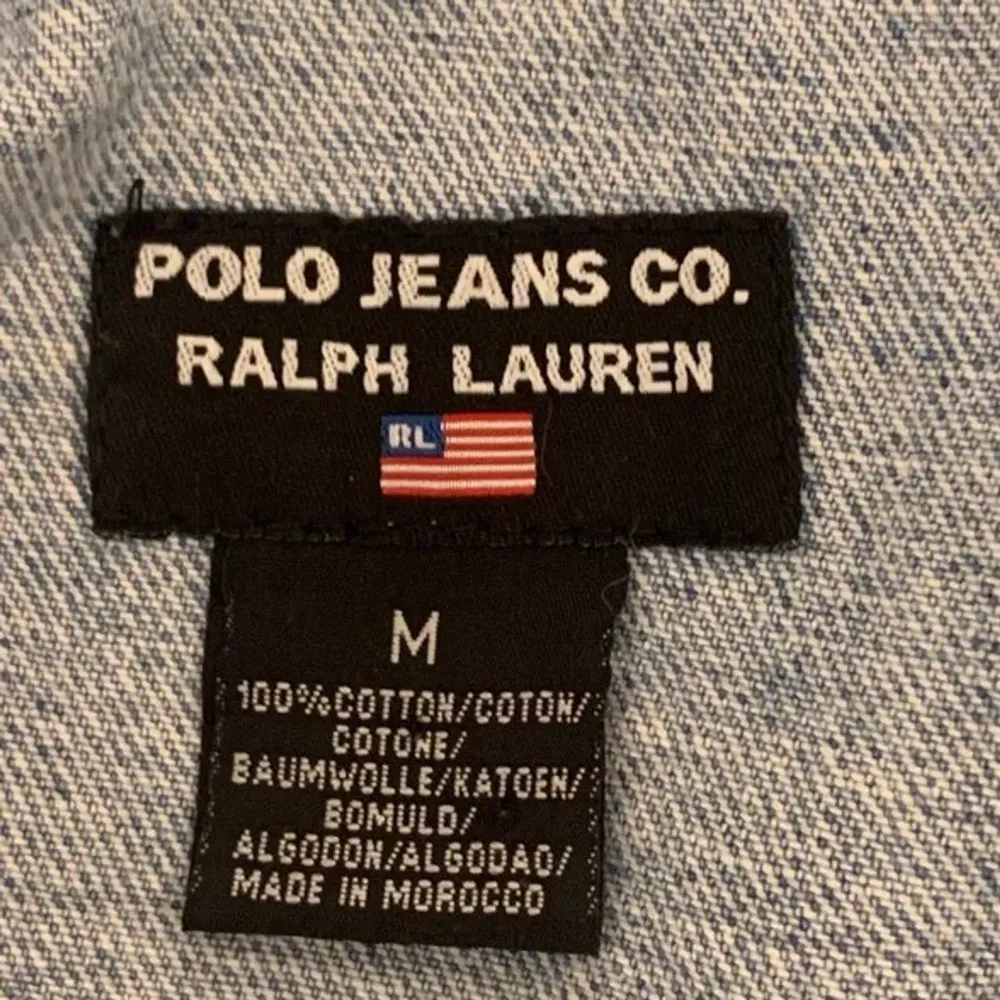 Vintage jeansjacka från Ralph lauren i bra skick, säljer pga kommer inte till andvänding så mycket just nu dock väldigt snygg. Köpte för 500kr säljer för 250kr. Storlek M, skulle dock säga att den är mer S. . Jackor.