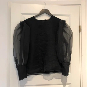 Blus med puffärm - Perfekta tröjan till fest! Storlek 36. Pris: 100kr. Köparen står för fraktkostnader🧡