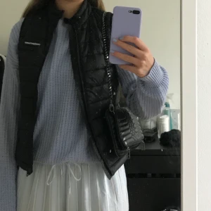 svart dunväst - Svart din väst som är super mysig och varm men kommer tyvär inte till användning längre. Tveka inte vid frågor💗💗