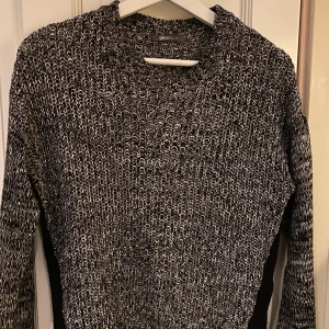 Stickad tröja - Svartvit stickad tröja, sticks inte och har fin passform 💗frakt ingår ej💗
