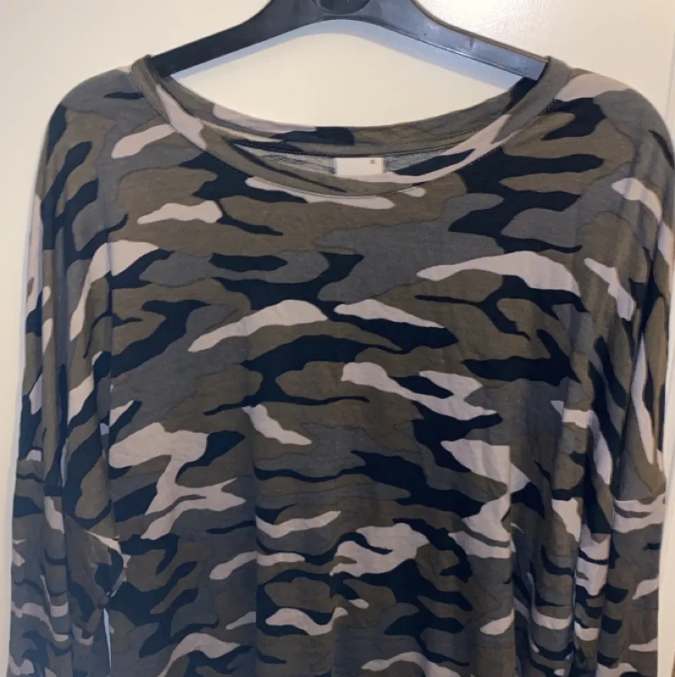 En långärmad kamouflage tröja från ginatricot, säljer då jag aldrig använder den, den är i fint skick , frakt ingår i priset  . Toppar.