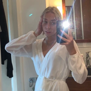 Vit klänning - Jättefin vit klänning Nelly. Aldrig använd då den e för stor för mig, är vanligtvis XS så tror den passar S-M. Passar perfekt till student eller konfirmation💕💕