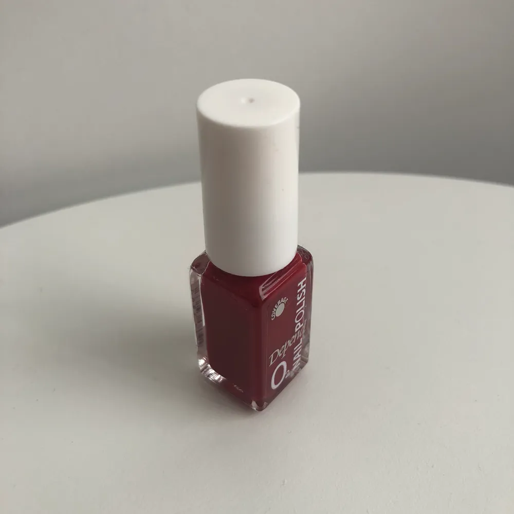 Rött nagellack nr 453 från Depend, 25 kr och fri frakt! 🥰. Övrigt.