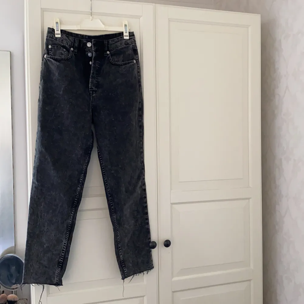 Ett par svarta girlfriend jeans med knappt i midjan. Köpta för ca 200 kr men endast använda en gång pågrund av fel storlek. Köparen står för frakt eller eventuellt mötas upp i Göteborg.. Jeans & Byxor.