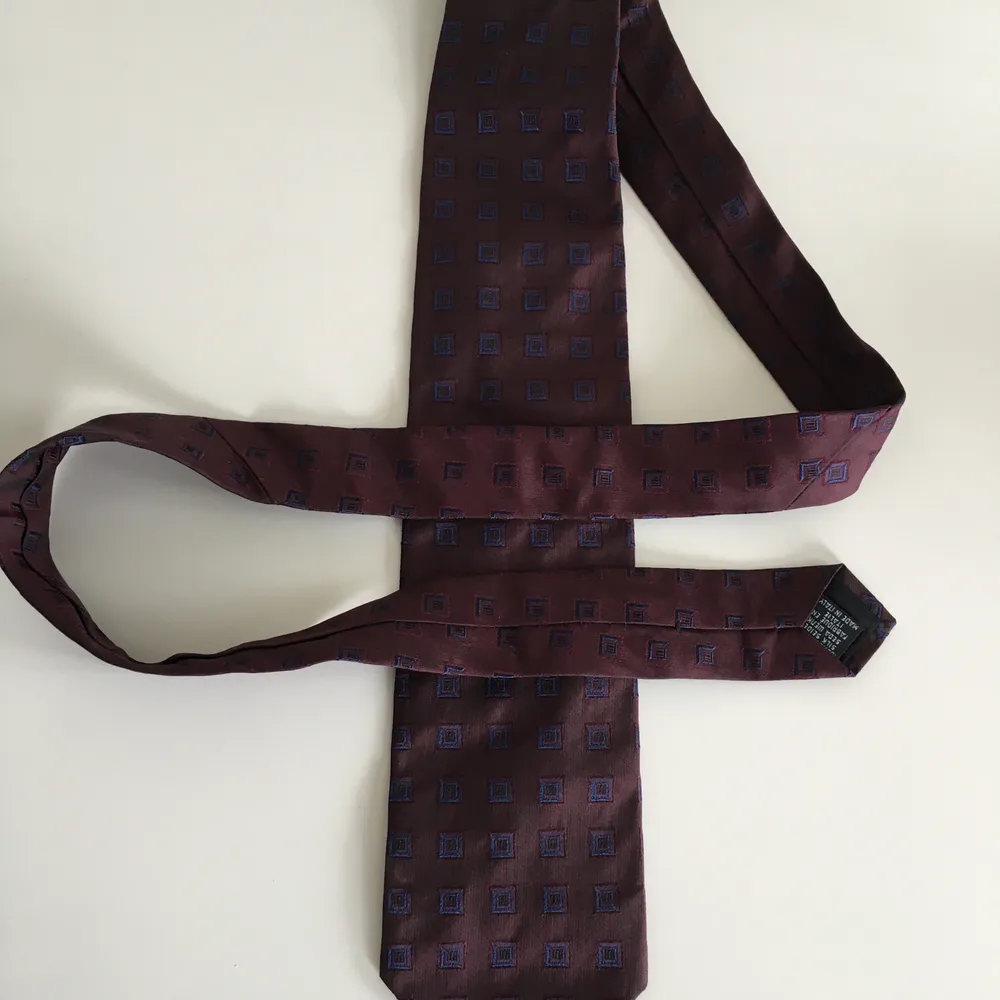 Hugo Boss slips made in Italy.100% silk.ren och i toppskick.. Accessoarer.