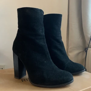 River island mocka boots - Använda river island mocka boots, ca 8 cm hög klack. Väldigt bekväma och med fin dragkedja bak till. 