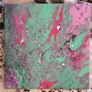 Ball tavla - En acrylic pour tavla jag har gjort, om man skulle vilja ha en liknande i andra färger så kan vi snacka om det! Tror att det är 30x30 eller 35x35 (kan självklart kolla upp det). Frakt tillkommer, priset går att diskutera😊