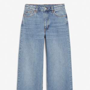 Jeans i populära modellen Yoko från Monki. Storlek 25. Säljer pga har ett par liknande. Fint skick pga sparsamt använda. Ej mina bilder. Möter upp i Stockholm. 