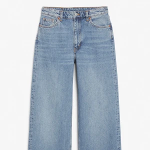 Monki Yoko mid blue jeans  - Jeans i populära modellen Yoko från Monki. Storlek 25. Säljer pga har ett par liknande. Fint skick pga sparsamt använda. Ej mina bilder. Möter upp i Stockholm. 