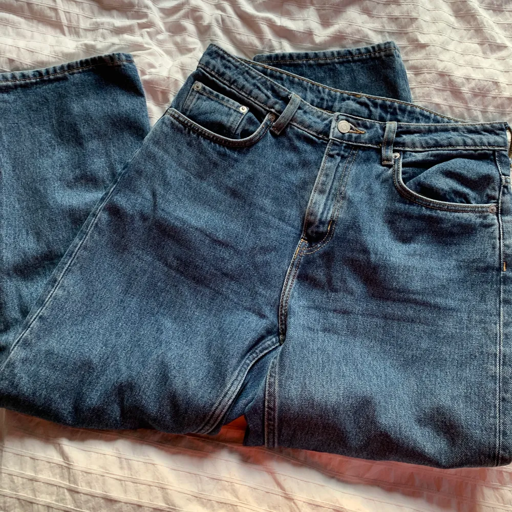 Jeans från weekday i modellen voyage. Perfekta NOn strech denim i härlig blå färg och straight leg. Storlek w30l26, passar nån som är ca 160cm. Nyskick! Frakt tillkommer. Jeans & Byxor.