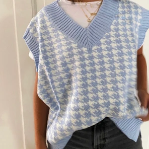 Väst - Superfin blå/vit stickad väst. Aldrig använd i sin orginalförpackning. Säljer då jag beställde fel storlek. Hon på bilden har storlek S vilket den jag säljer oxkså är i. 300kr + frakt eller bud vid fler intresserade. Köp direkt för 420 inklusive frakt.