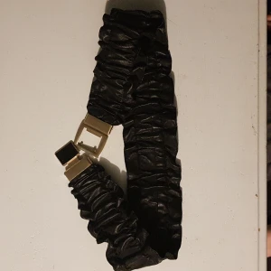 Läder bälte  - coolt läder bälte med guldspänne. den är 64cm lång men är stretchig. säljs för 70kr plus frakt elr upphämtning i kalmar. i gott skick.
