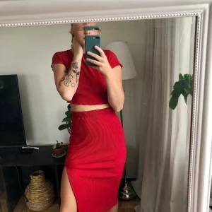 Kjol och tröja set  - Kjolen är inte använd, skön passform! 50 kr! Tröjan är använd några fåtal gånger, väldigt skön 20 kr! 