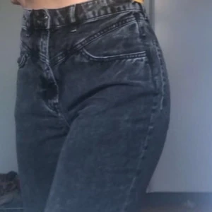 H&M strl 36 - Gråa momjeans från h&m 