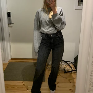 Zara jeans - Säljer ett par gråa jeans från Zara i storlek 38 åt en kompis!!! Skitsnygga men de är tyvärr lite för stora på henne 🥺🥺