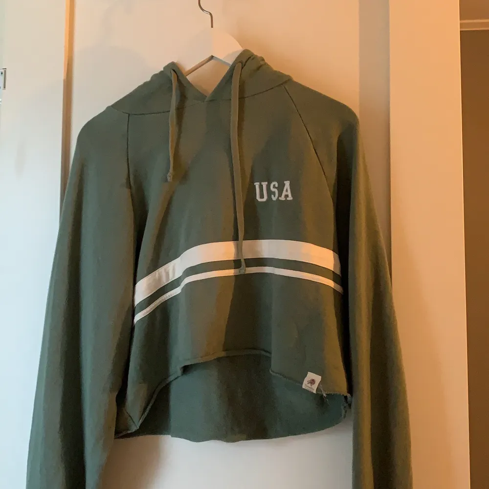 Militär grön super söt hoodie! Super bra skick använd endast fåtal gånger! . Tröjor & Koftor.