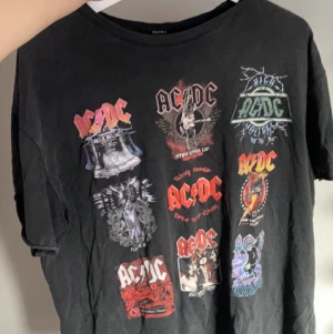 Acdc t-shirt - Köptes förra året och knappt använd så bra skick, budgivning om många är intresserade!!🥂🥂Högsta bud: 230kr. Budgivning avslutas på lördag 20:00😘