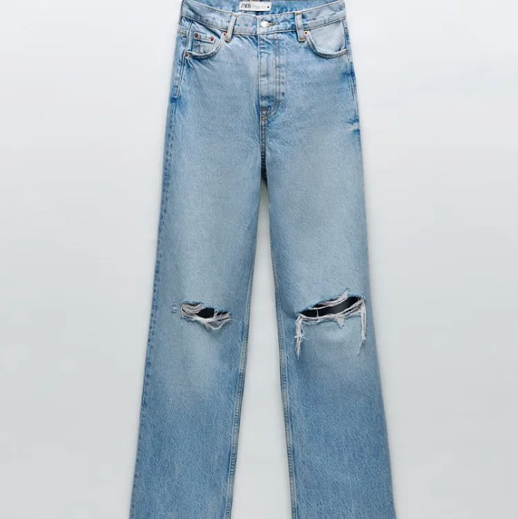 Ett par supersnygga raka jeans från zara i storlek 34. Sitter jätte fint och i jätte bra skick eftersom dem inte har kommit till använding. Precis som nya!🥰 (högsta bud just nu 480 kr + frakt) lägg bud med minst 30 kr över det nuvarande budet💜 OBS! budgivning avslutas snart❣️. Jeans & Byxor.