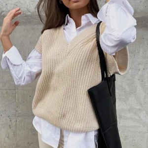 Stickad väst från Gina Tricot  - NYSKICK med lapp kvar(aldrig använd)!!Bilderna är lånade! SLUTSÅLD PÅ GINAS HEMSIDA. Köpte den av impuls men inte min stil . Vid bra bud säljer jag(250kr+)! BUDA!! Avslutas på IDAG 30/9 kl 19 00!så kontakta mig med bud inom 30mn!! Frakten ingår ej i pris se frakt nedan HÖGSTA BUD NU: 310KR