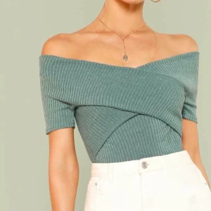 Elegant topp - Säljer denna tröja från Shein, helt oanvänd kunde bara inte frakta tillbacks den. Passar folk mellan S-L då jag själv är M och märker att den passar tajtare och större beroende på vad man föredrar. Köparen står för frakten eller så går det lika bra och mötas upp❤️