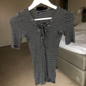 Svartvit randig top från JC - Storlek xxs men passar även en xs då den är väldigt stretchig, har en jättegullig knytdetalj framtil och är väldigt skön i tyget💖 aldrig använd!