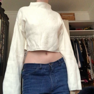 Stickad tröja - Stickad vit tröja i bra skick. Har katt så det kan finnas katthår. Möts enbart