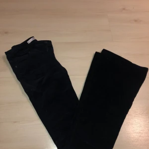 Manchester byxor - Mörkblå flare Manchester byxor från Mango i storlek 34. Superfina och i toppenskick, skriv om du vill ha fler bilder. 