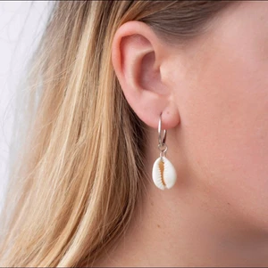 Örhängen snäckor - Örhängen med snäckor! Snäckorna är ca 1.5 cm stora! Helt oanvända och superfina! 