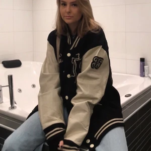 Baseballjacka - true religion  - Lägger upp min fina baseballjacka från true religion igen pågrund av oseriös köpare. Bra material, äkta skinn. Köpte secondhand i Stockholm men nypris är ca 3000. Oversized på mig, är normalt en s/m. HÖGSTA BUD 2350, avslutas lördag 19.00 🥰🤝