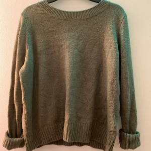 Grön stickad tröja - En supergullig stickad tröja i färgen grön som passar perfekt nu på hösten. Den är i ett bra skick och har en relarivt loose fit. 