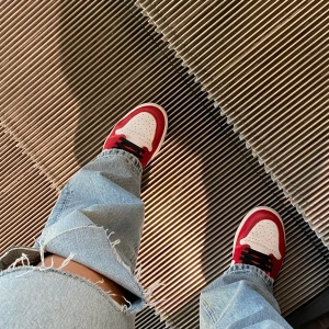 ZARA JEANS - Helt nya jeans från Zara (endast använda en gång). Säljer då jag ångrade mig men har tagit av lappen! Storlek 38! Köparen står för frakten! KÖP NU: 400kr + 63kr frakt!