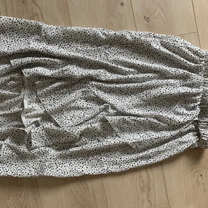 Mönstrad kjol - Superfin prickig kjol, aldrig använd! 