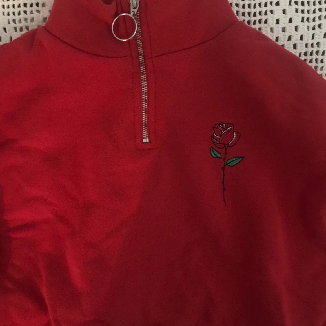 Röd kofta/sweater med ros - 91