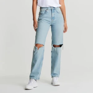 Gina Tricot 90’s Highwaist Jeans - Säljer nu dessa superpopulära jeans från Gina tricot, prislapp hänger kvar och dem är endast testade, i storlek 34, säljer då jag väntade för länge med att returnera dem, säljs för 599kr som jag köpte dem för! 