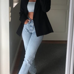 Levis jeans 26/32 - Levis jeans blåa långa går perfekt över skon. Köpta för 1100 använda 6-7 gånger så bra skick. Bud från 200. 