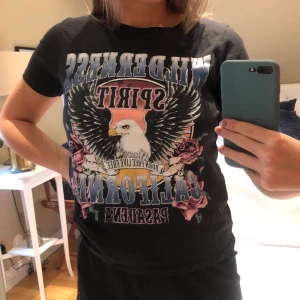 T-shirt med tryck  - Tshirt med tryck från Ginatricot, fint skick använt fåtal gånger, frakten är inkluderad i priset