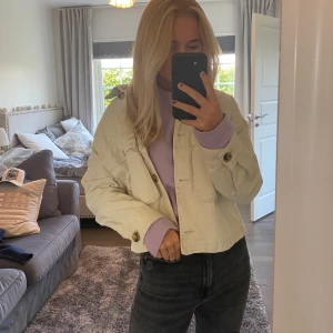 Jacka Zara - Jättefin ljusgrön jacka från Zara i storlek S. Använd 1 gång så den är i väldigt bra skick. Buda från 200kr. 