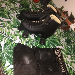 oldschool rullskridskor och skydd - Köpt för 2000kr 
