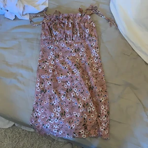 Klänning i storlek xs - Säljer denna klänning ifrån Shein i storlek xs!! Inte använd men testat 1-2 gånger! 50kr + frakt