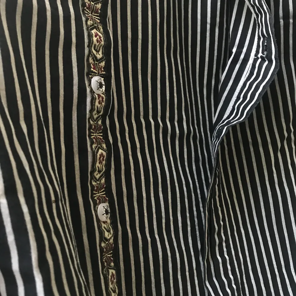 Unik och snygg skjorta från Scott Welland. Skjortan är i herrstorlek M, och sitter oversized på mig som har XS/S. Snygga detaljer på halskragen samt vid knapparna och ärmarna 🖤. Skjortor.