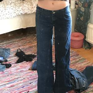 Unkika jeans köpta på humana:) står ingen storlek men är 170 och har stl s är lite stora i midjan på mig