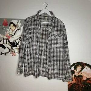 Grå Oversized skjorta strl: S - Väldigt oversized (strl S från herravdelningen) skjorta! Jag är 163cm. Skriv gärna om du vill ha mer bilder/bilder med plagget på :) TVÄTTAS EFTER BILD TAGEN kramiskrambjörn på dig