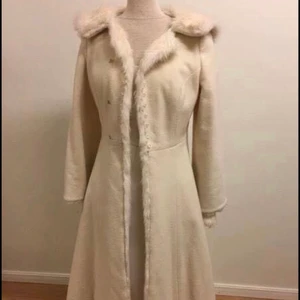 Figursydd vit kappa - Ateljésydd vit kappa. Endast använd på en fotografering vid bröllop. Något längre bak, vilket gör den hellång. Uppsydd efter en person som bär 34-38 i normala fall. Priset var 2500kr