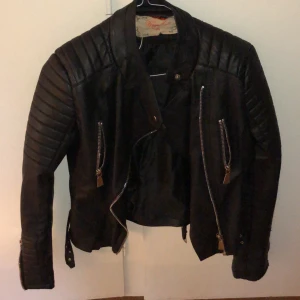 Voyelles skinnjacka - Otroligt fin bikerjacka. Knappt använd