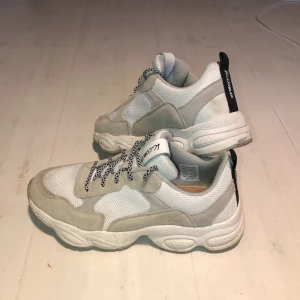 Sneakers  - Vita och beiga sneakers från K.cobler, något smutsiga fram, använda fåtal gånger.✨200+frakt