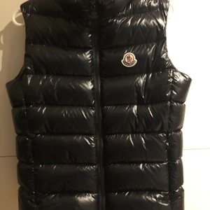 Moncler väst - INTRESSEKOLL! ✨☺️ Sprillans ny moclerväst i storlek 14A (motsvarar S). Beställt från Monclers hemsida, juni 2020. Låda och alla taggar finns kvar. Använd 5 gånger totalt. Nypris 3000. Startbud från 2500