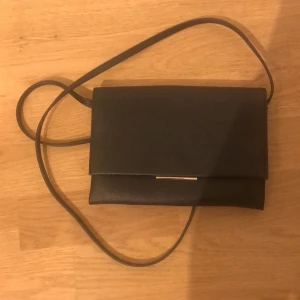 Super sött läder väska aldrig använd - Säljer den här super söta läder väskan från HM. Köparen står för frakt och ifall ni tycker att prisen är för hög, skriv gärna privat och så kann jag försöka sänka prisen🥰🥰❤️✨