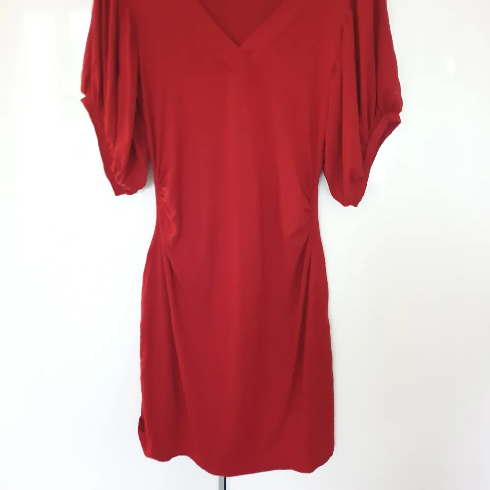 Såååå snygg röd klänning med ballongarmar och scrunch i sidan för att markera midjan ❤ Formar kroppen så fint 🌟. Klänningar.
