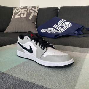 Nike Jordan 1 low light smoke grey i us 10/eu 44 Skorna är helt oanvända och helt nya. Pris:1600kr möts i Stockholm eller fraktar mvh 