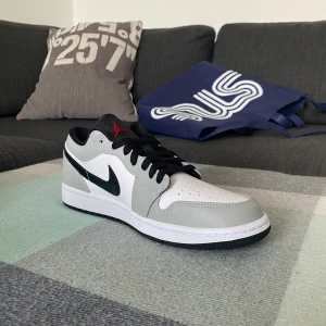 Nike Jordan 1 low - Nike Jordan 1 low light smoke grey i us 10/eu 44 Skorna är helt oanvända och helt nya. Pris:1600kr möts i Stockholm eller fraktar mvh 